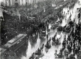 Naiset mielenosoituksessa Nevski Prospektilla, Pietarissa, 1917